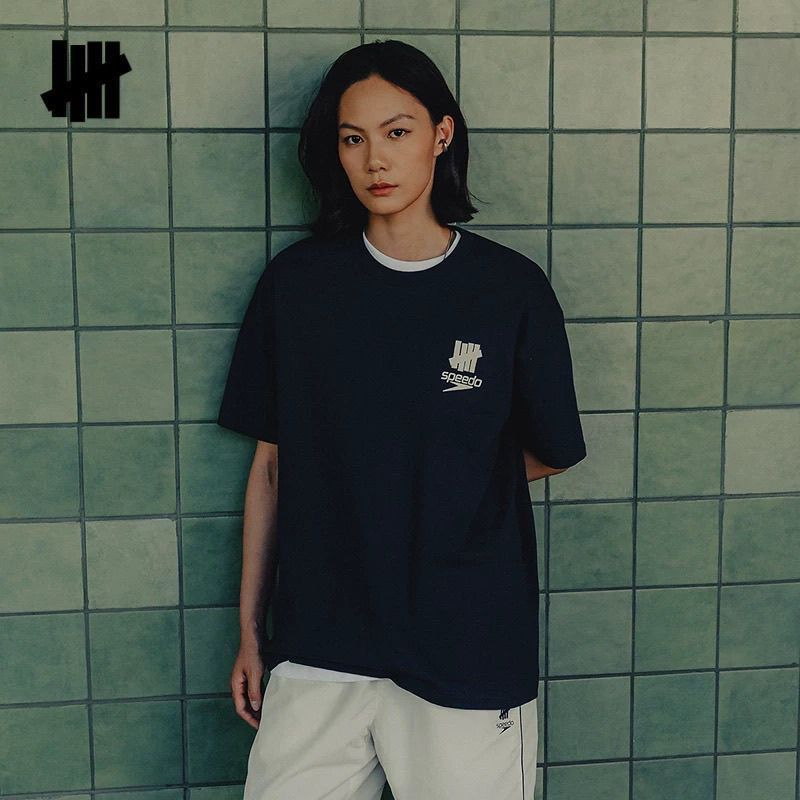 Streetwear Brand Undefeated - UNDEFEATED เสื้อยืดแขนสั้นแบบยูนิเซ็กส์ ร่วมออกแบบกับแบรนด์ดัง พิมพ์โลโก้ที่หน้าอก ทรงหลวม ผลิตจากผ้าฝ้าย